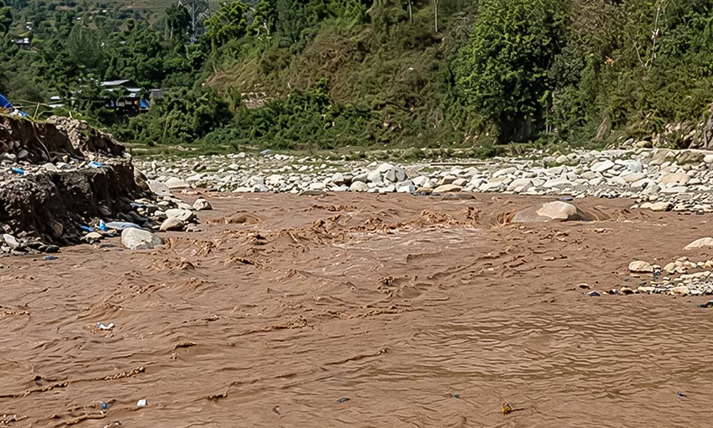 रोशी खोलामा पानीको सतह बढेपछि बिपी राजमार्ग बन्द